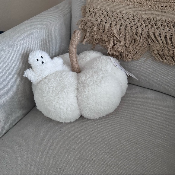 NEW Cupcakes & Cashmere Sherpa pumpkin ghost pillow - Picture 5 of 7